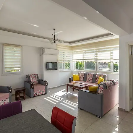 Das Familienfreundliche Maisonette Nese Mit Direktem Zugang Zum Pool Lejlighed