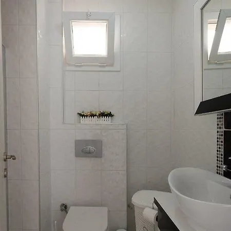 Das Familienfreundliche Maisonette Nese Mit Direktem Zugang Zum Pool Lejlighed