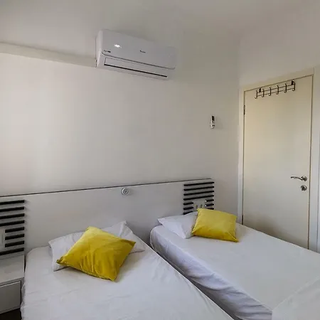 Lejlighed Das Familienfreundliche Maisonette Nese Mit Direktem Zugang Zum Pool