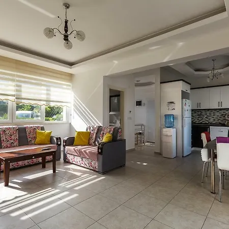 Das Familienfreundliche Maisonette Nese Mit Direktem Zugang Zum Pool Διαμέρισμα *