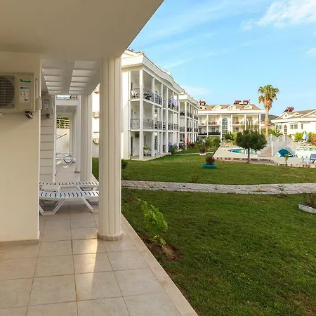 Das Familienfreundliche Maisonette Nese Mit Direktem Zugang Zum Pool Διαμέρισμα